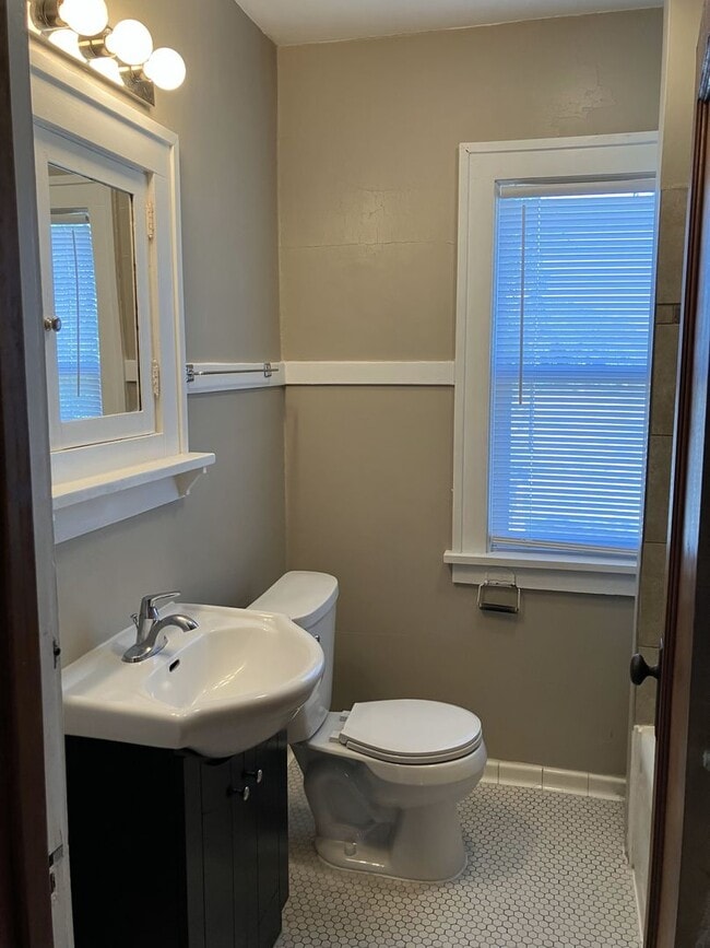 Photo - 1016 Litchfield Ave SW Unit Apt #3