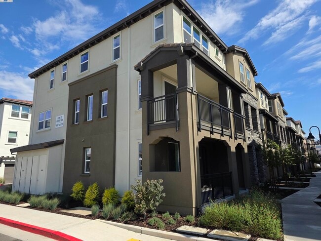 Photo - 902 Loyola Ln