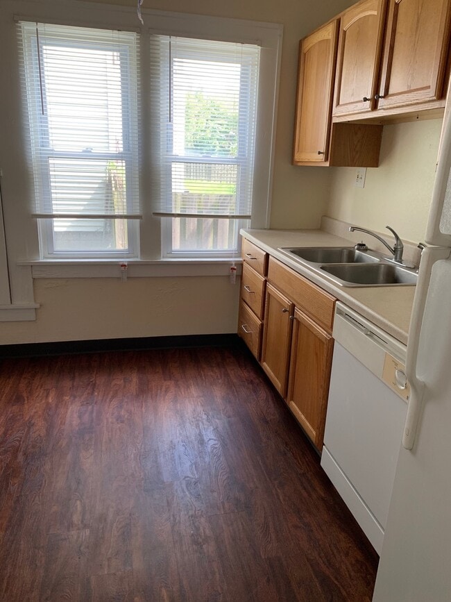 Photo - 205 E Broadway Ave