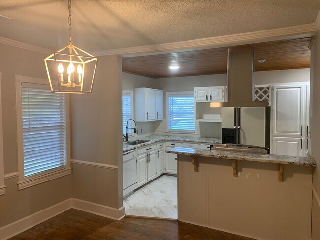 Photo - Spacious mid-city cottage