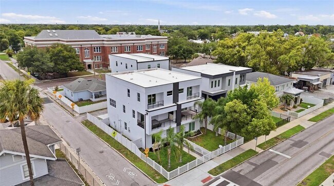 215 W Columbus Dr