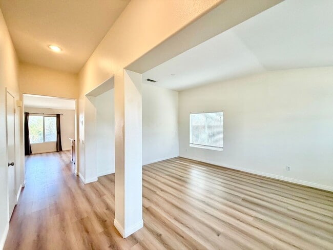 Photo - 102 Goldenrod Ave