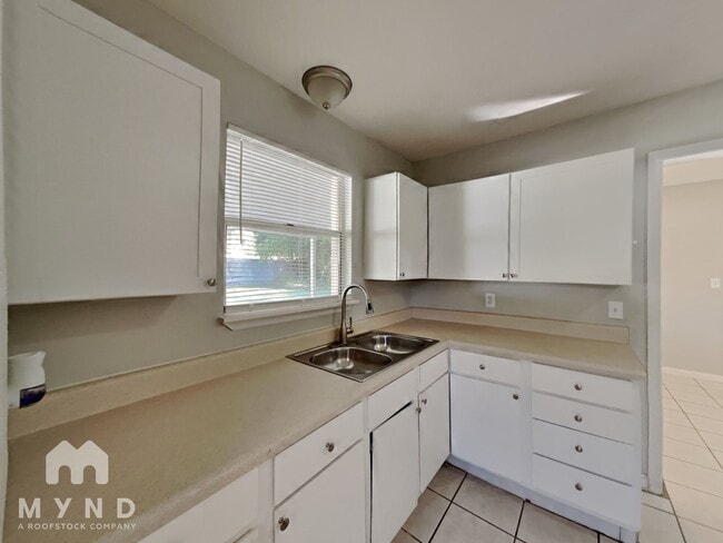 Photo - 1033 Busac Ave