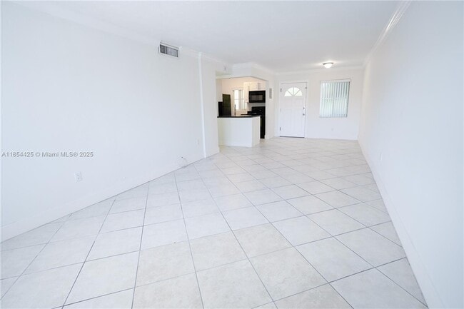 Building Photo - 1575 Euclid Ave Unit 302 Rental