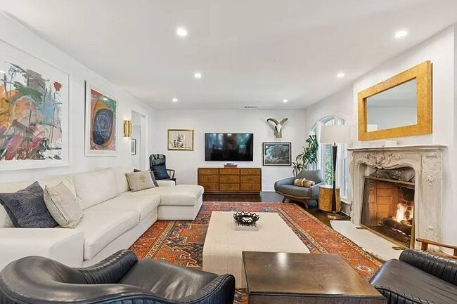 Building Photo - 2020 Lakeland Dr