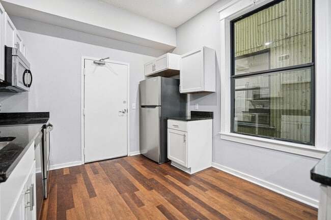 Photo - 307 W 6th St
