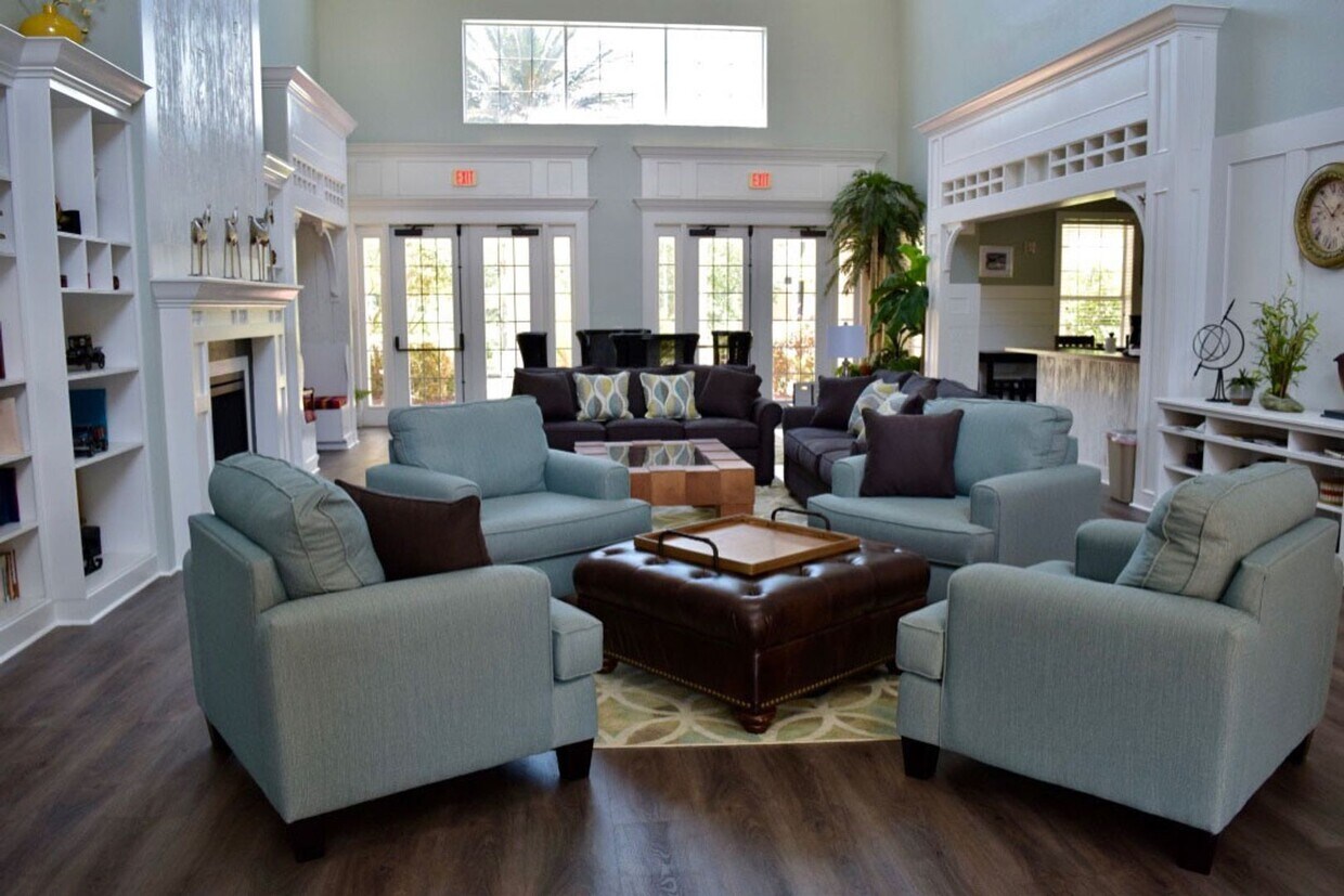 Resort Style Living @ Barrington Park Cond... - Resort Style Living @ Barrington Park Cond...