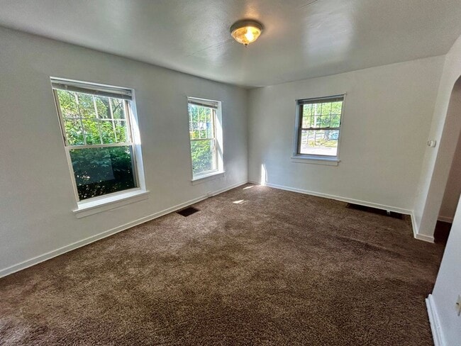 Building Photo - SPACIOUS 3 BEDROOM TOWNHOME Unit 1201