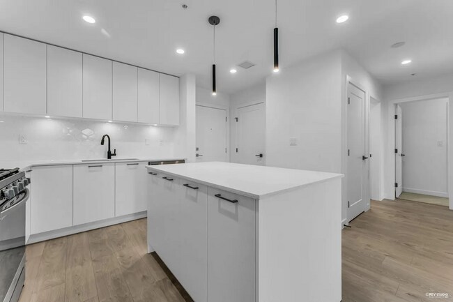 Photo - 8353 200A St