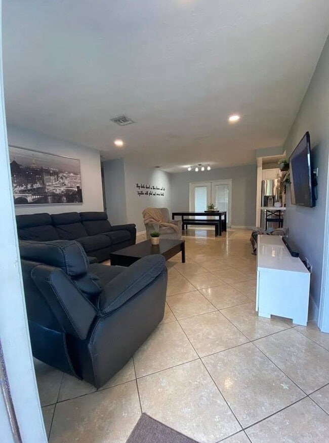 Photo - 6500 SW 4th St