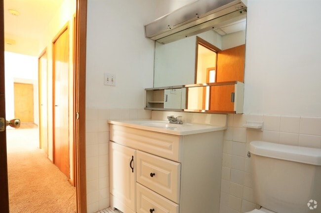Bathroom 2BR, 1.5BA