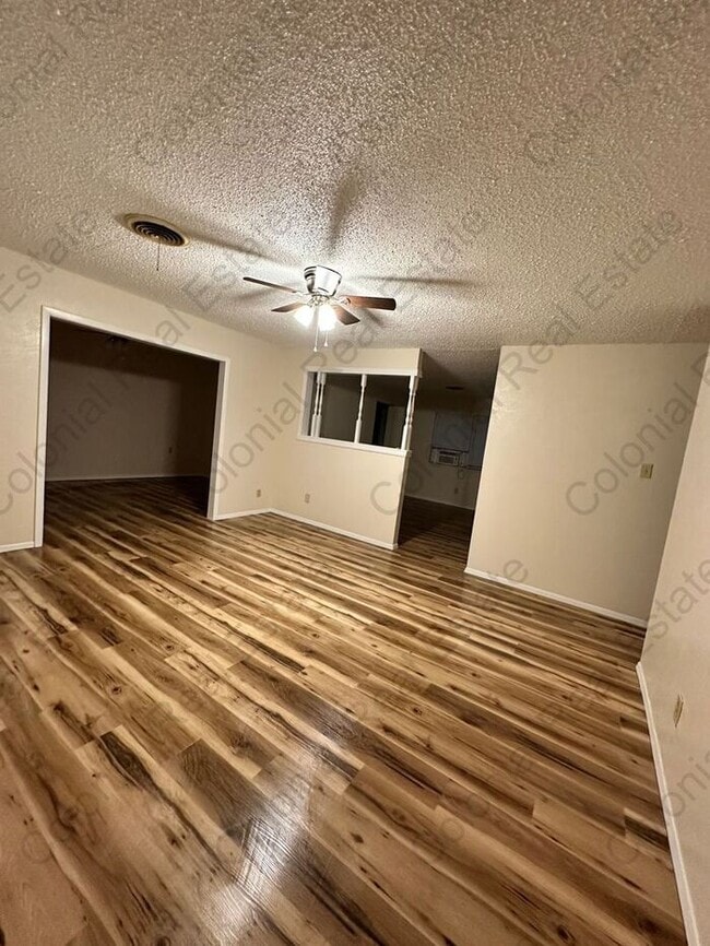 Photo - Cozy 3 bedroom 1.5 bathroom home.