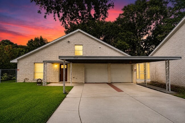 Building Photo - 9009 Tavenor Ln