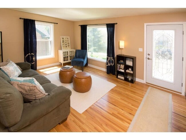 Building Photo - Upgraded 3 Bedroom Home Conveniently Locat...