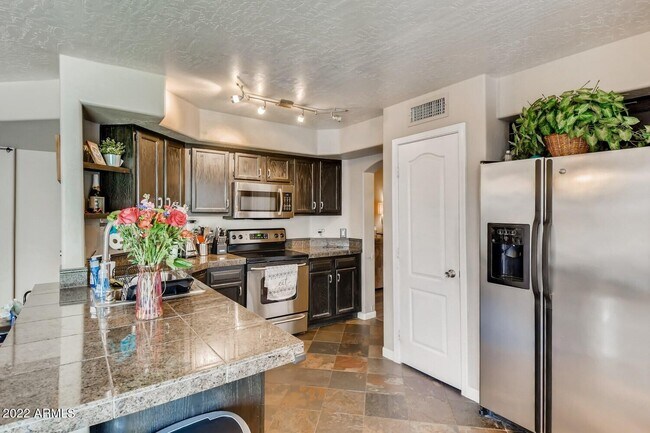 Photo - 689 S Dodge St