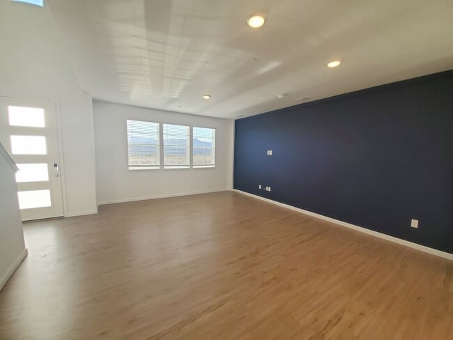 Photo - Newer Townhouse in Ideal North Gate Location!