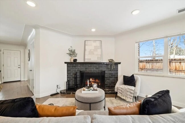 Photo - 3233 Ivanhoe St