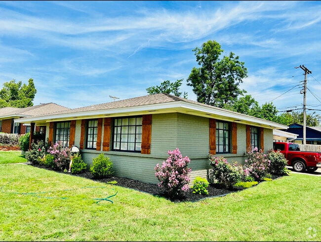 Building Photo - 3301 NW 62nd St Rental