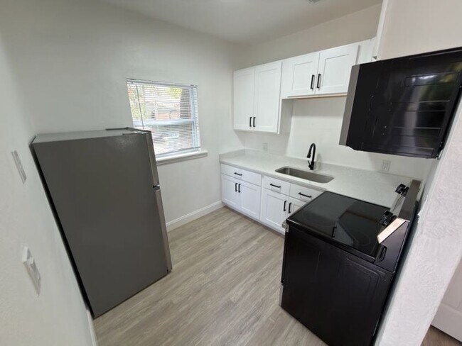 37 W 17th St