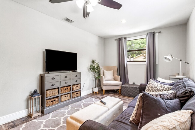 Photo - 1010 E Knollwood St Unit ID1053151P