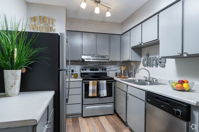 2BR, 1BA - 920SF