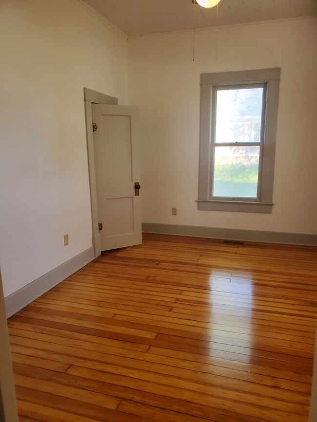 Photo - 729 Blunt St