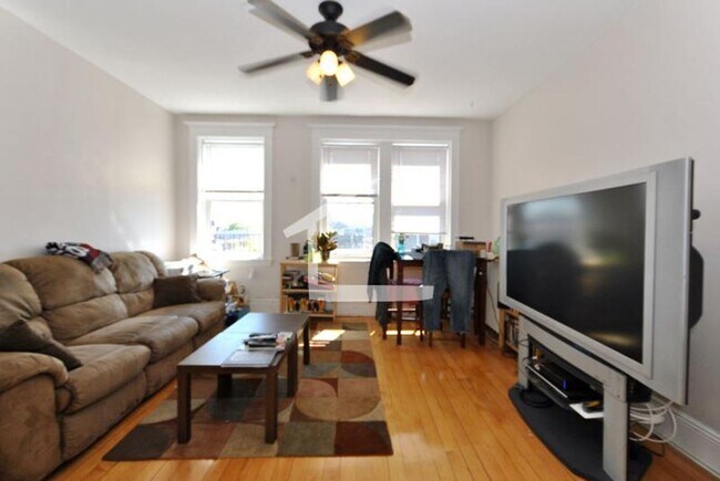 Building Photo - 5/1 Sunny top floor 2BR near Green Line, Harvard Ave