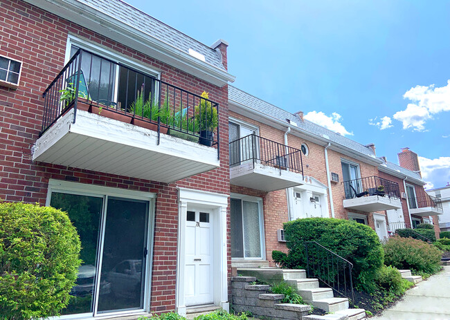 Private Entrances - Main Line Court Apartments