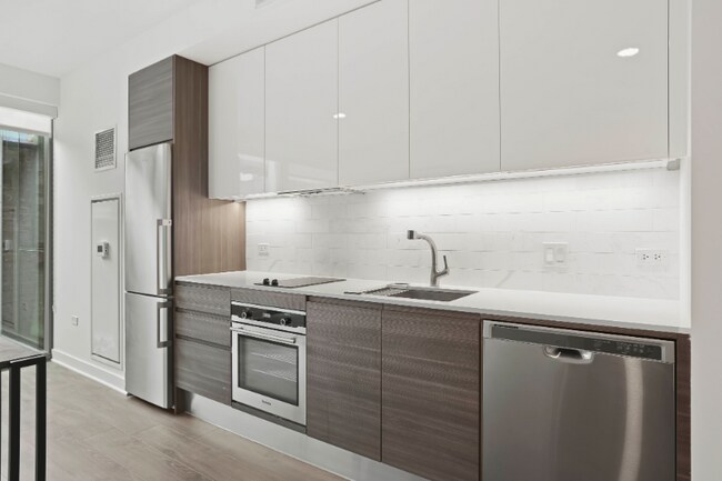 Photo - 210 W Hubbard St