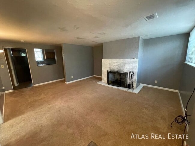 Photo - 1833 Hooker St