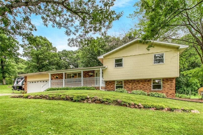 Building Photo - Large 4 Bedroom, 2 Bathroom Home in Altoona, WI - Available June 1st!