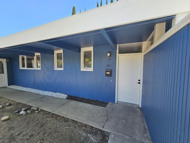 Building Photo - BEAUTIFUL "Blue Bungalow" 4 Bed/3 Bath Hom... Rental