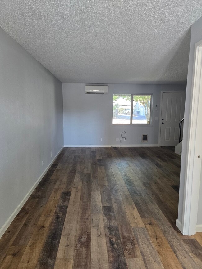 553 NW 4th St