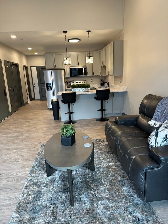 Building Photo - 200 Jaycee Dr Unit 204 Rental