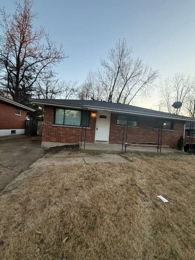 Photo - "Charming 3-Bedroom Gem on Walker Avenue – Cozy Living in St. Louis!"  Section 8 Welcome