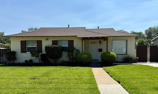 Building Photo - Beautiful 3 bedroom 1 bath home