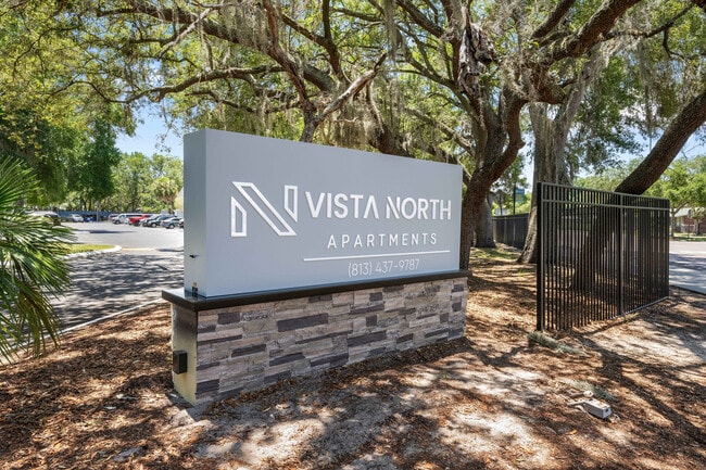 Bienvenidos a los apartamentos Vista North, que cuentan con una elegante señalización rodeada de exuberante vegetación y atractivos paisajes naturales.