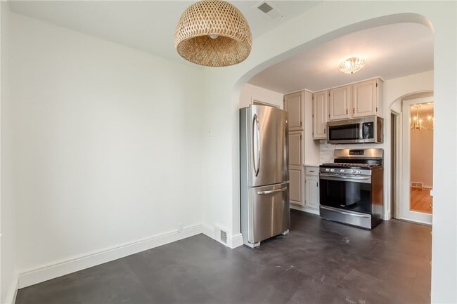 Photo - 345 Colebourne Rd