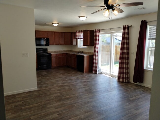 Photo - 170 Pin Oak Ct