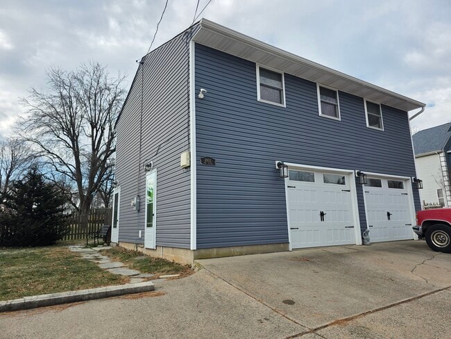 Building Photo - 1903 Old Lincoln Hwy Unit The Garage