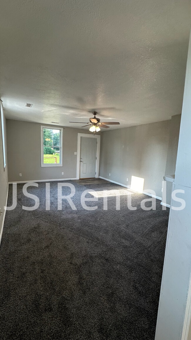 Building Photo - 1212 E 5th St Rental