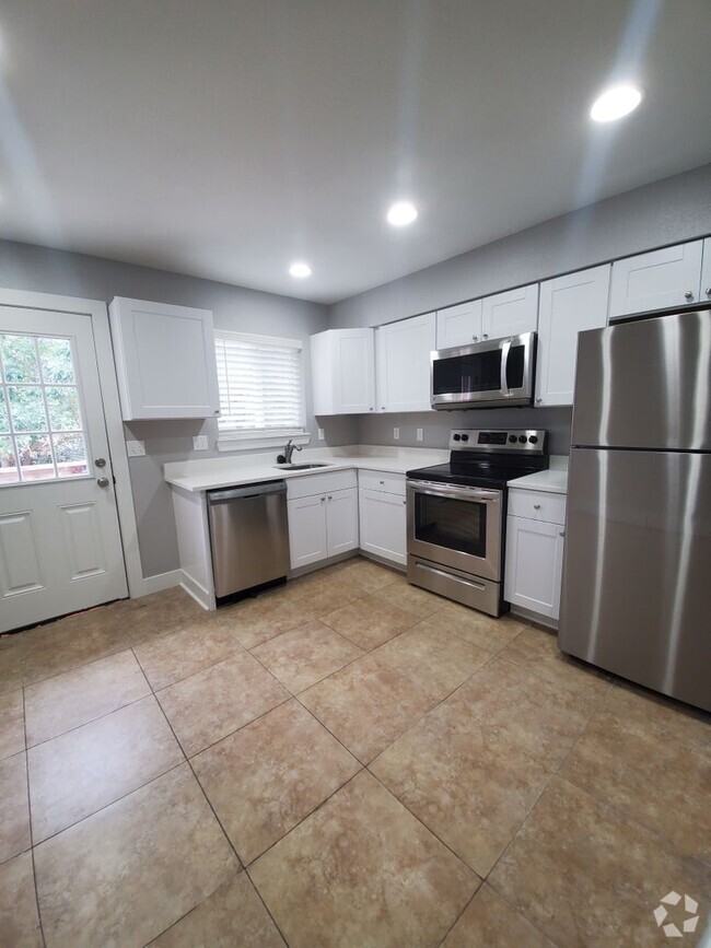 Building Photo - Beautiful 2 Bed 1 Bath Unit For Rent in Wh... Rental