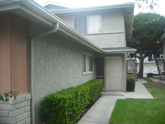 Building Photo - MODERN UPDATED TOWNHOUSE
