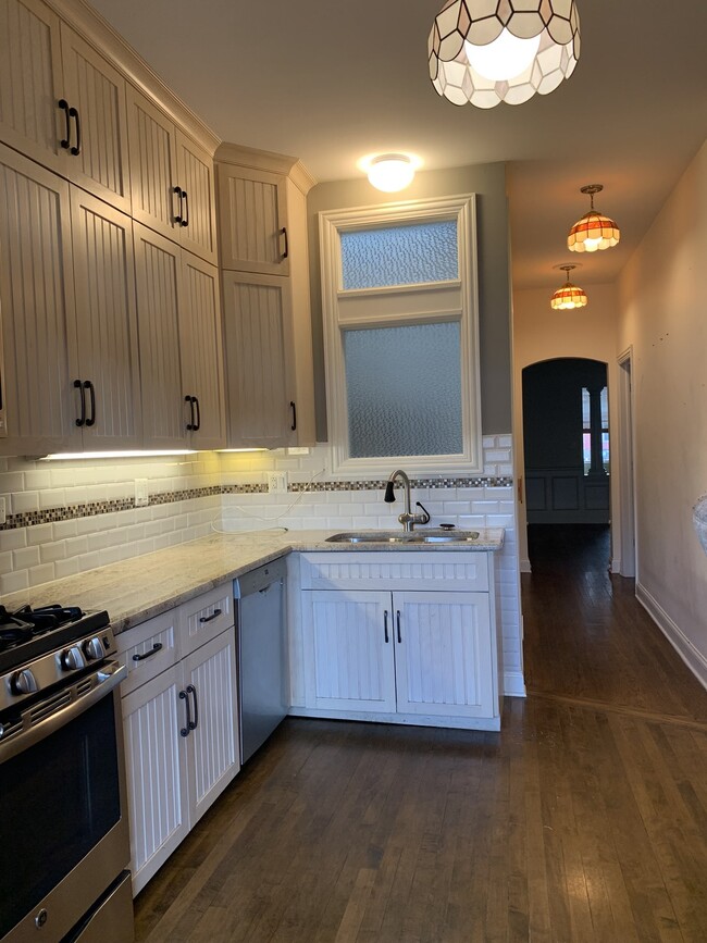 Building Photo - 121 W 1st St Unit Apt 3