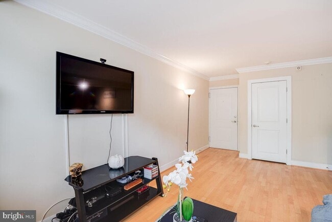 Photo - Amazing 2 bedroom/ 1 Bathroom unit with plenty natural light