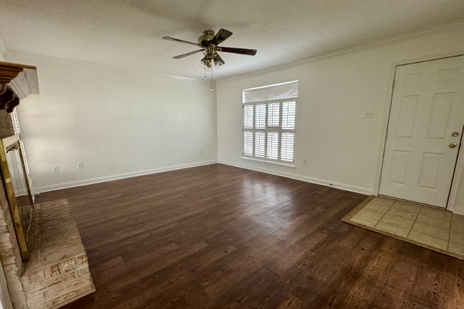 Photo - 305 Halcott Dr