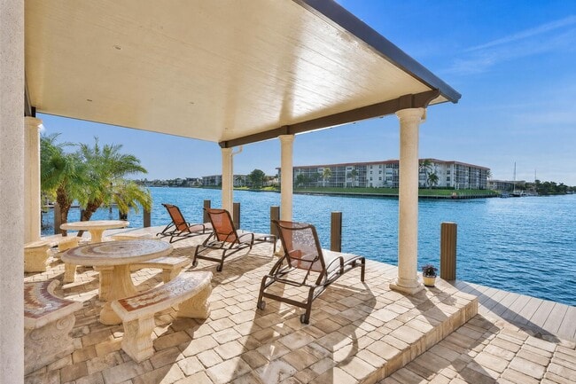Building Photo - 1160 Hillsboro Mile Unit 205