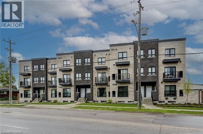 Photo - 600 Victoria St S