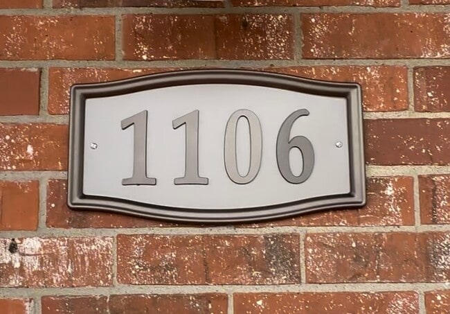 Building Photo - 1106 W Farmer St Unit 1106