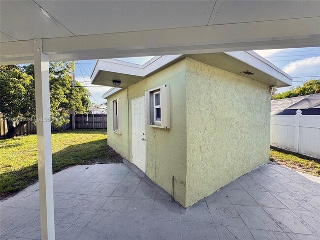 Photo - 1400 N 70th Way